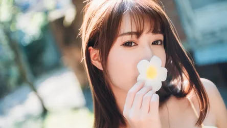 Young Woman Holding White Daisy Flower Portrait - free people & portraits wallpaper 7680×4321