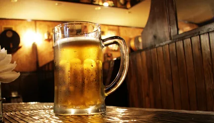 Frosty Beer Mug on Wooden Table in Pub - free food wallpaper 2560×1480