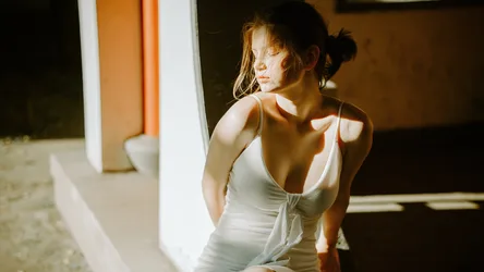 Woman in White Dress with Dramatic Lighting Pose - free people & portraits wallpaper 3364×1892