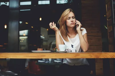 Girl Sitting at Cafe Counter with Coffee and Phone - free people & portraits wallpaper 7680×5122