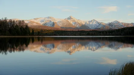 Mountain Lake Reflection at Sunrise - free landscapes wallpaper 2560×1440