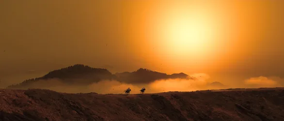 Ghost of Yōtei Warrior on Horseback at Dawn - free landscapes wallpaper 3840×1635