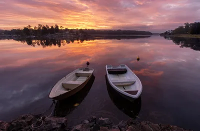 Sunset Boats on Calm River Waters - free landscapes wallpaper 3840×2511